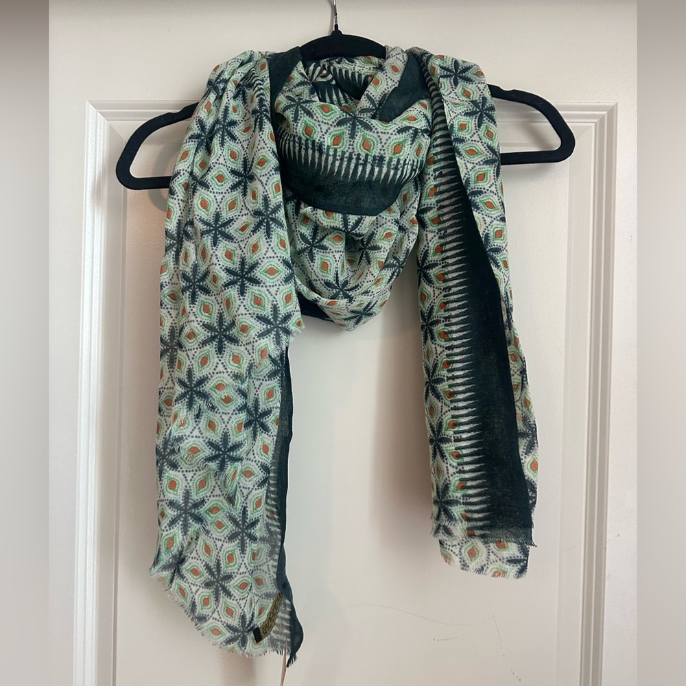 Banaris printed scarf NWT